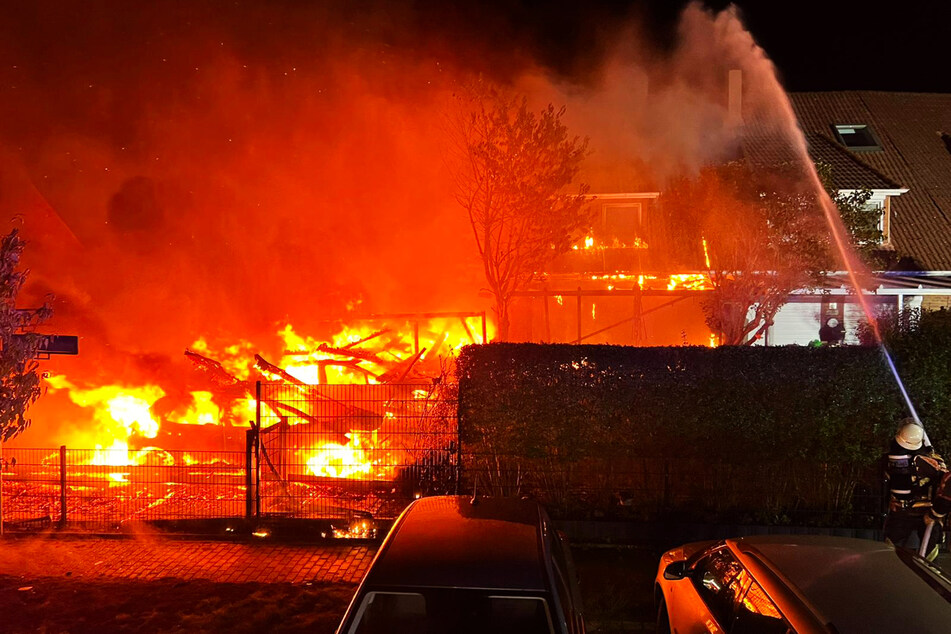 In der Nacht zu Samstag sind in Norderstedt ein Carport sowie fünf Autos in Brand geraten. Die Feuerwehr war mit 65 Kräften vor Ort.