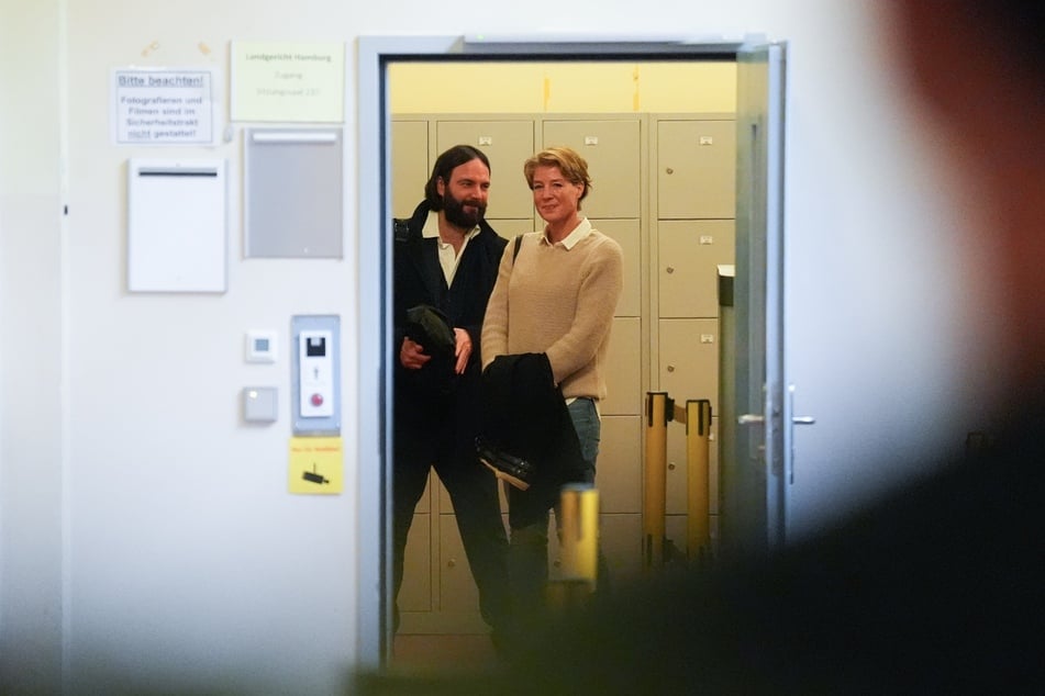 Christina Block (52) und ihr Anwalt Ingo Bott (42) am Donnerstag im Sicherheitstrakt des Hamburger Landgerichts.