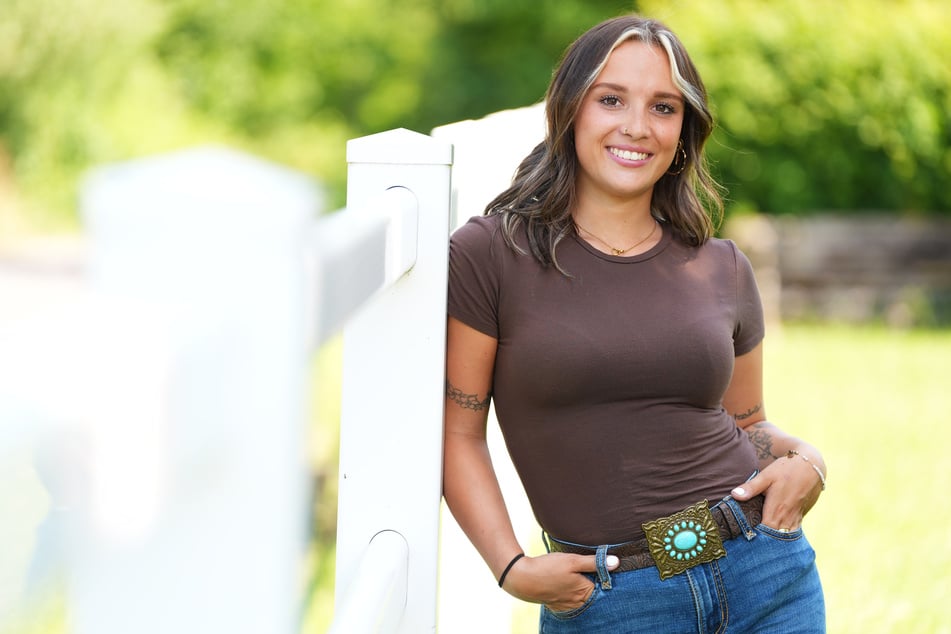 In Hessen lebt Pferdetrainerin Melina (23) auf dem Hof ihrer Eltern. Sie sucht einen Mann, der sportlich, humorvoll und auch abenteuerlustig ist.