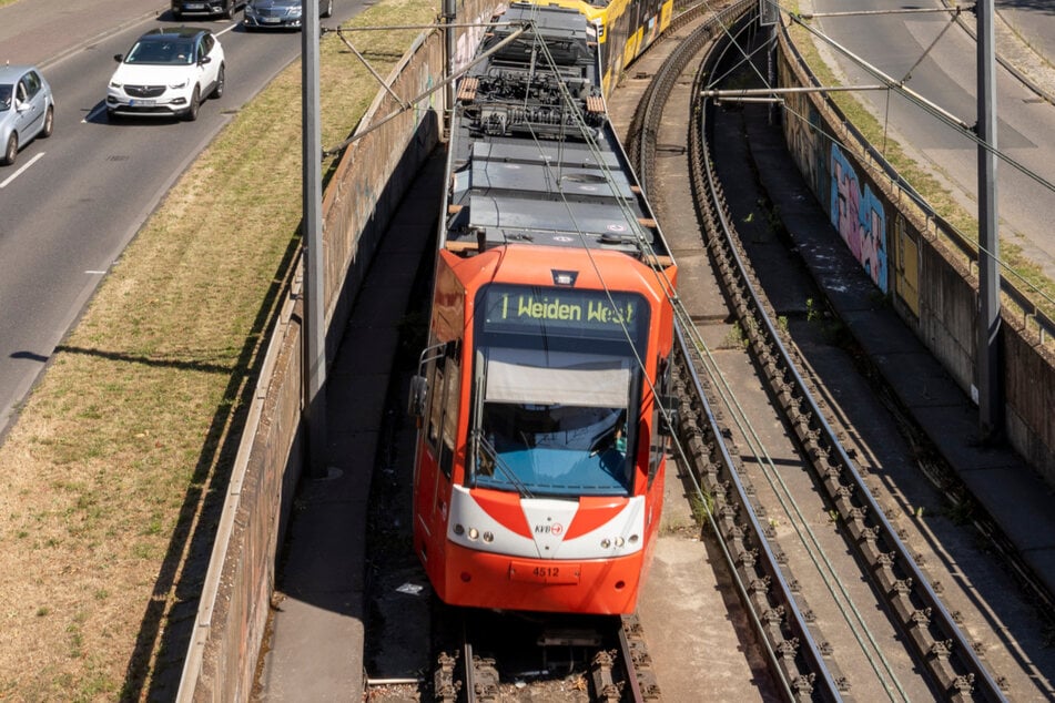 Die KVB-Linie 1 hält aus Westen kommend nicht an der Messe in Deutz. Stattdessen fahren Ersatzbusse. (Archivbild)