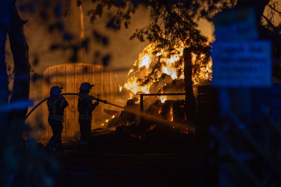 Die Einsatzkräfte kämpften bis zum Sonntagmorgen gegen die Flammen.