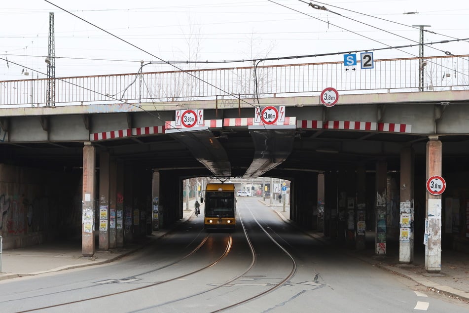 Während der Baumaßnahmen kommt der Straßenbahn-Betrieb an der Eisenbahnüberführung "Harkortstraße" zeitweise zum Erliegen.