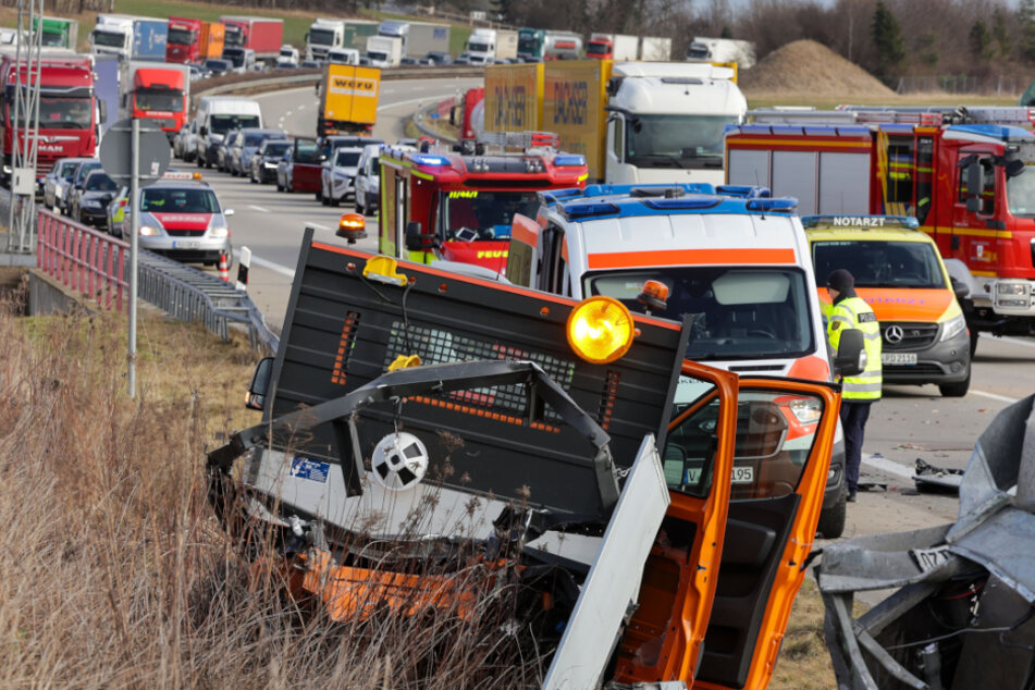Auf der A72 bei Zwickau kam es am Mittwochmittag zu einem Unfall: Ein Lkw krachte gegen ein Fahrzeug der Straßenmeisterei.