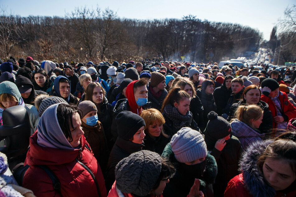 Hunderttausende Ukrainer flüchten aktuell aus Angst vor Putins Krieg. Hier drängen sich Hunderte an der ukrainisch-slowakischen Grenze, um in die EU zu gelangen.