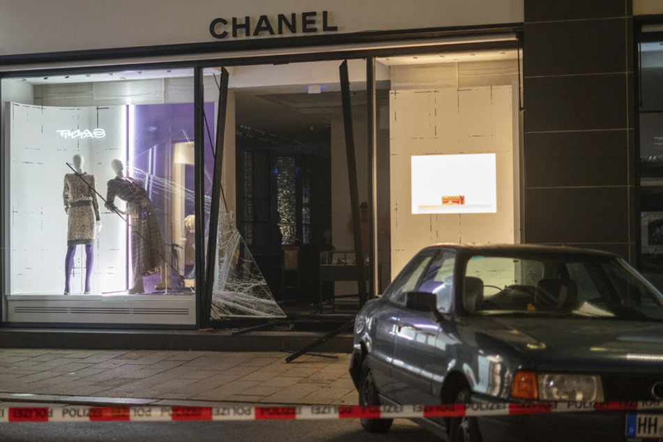 Das mutmaßlich gestohlene Auto stand nach dem Einbruch vor der Boutique am Neuen Wall.
