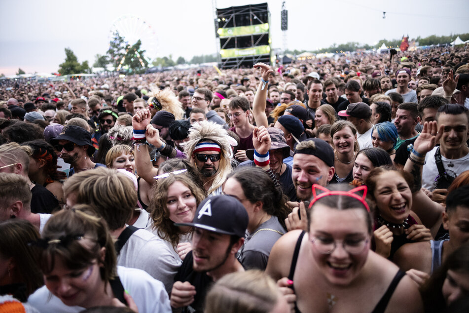 Auch in diesem Jahr lockt das Festival am Störmthaler See wieder zehntausende Musikfans zum Feiern an.