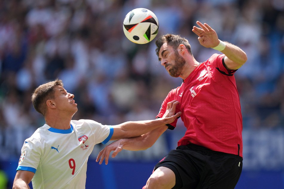 Hlozek (l.) war bei der EM für die tschechische Nationalmannschaft am Ball.