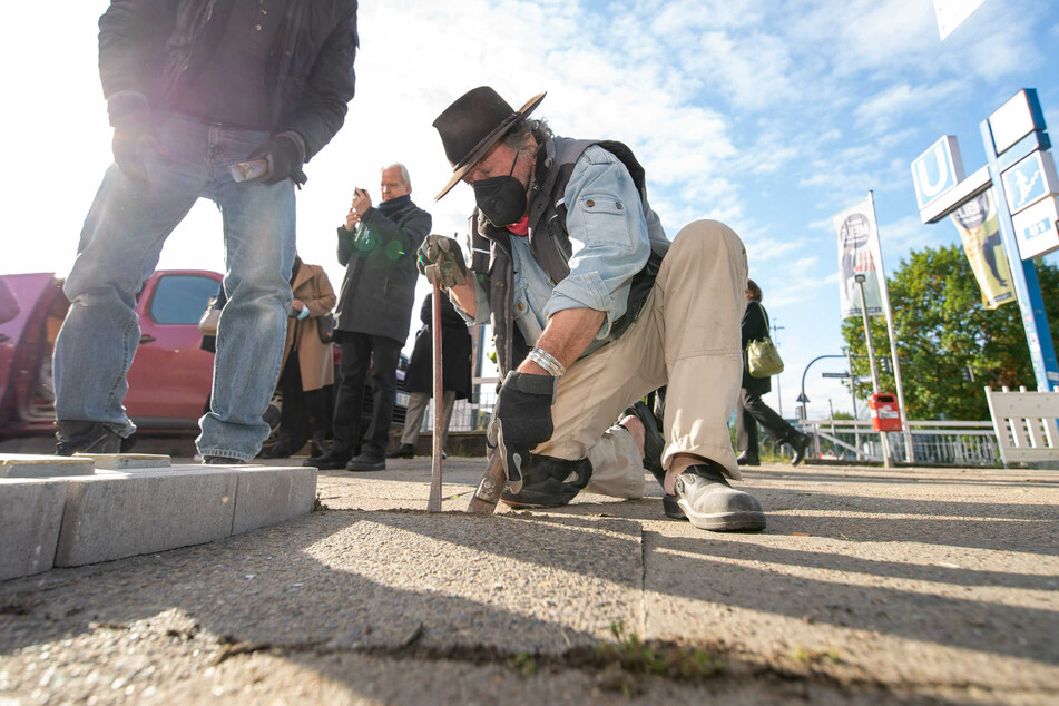 Künstler Gunter Demnig verlegt am Montag den 6000sten Stolperstein in Hamburg. (Archivbild)