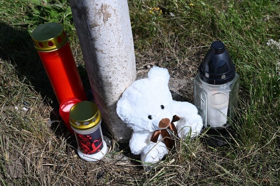An der Unfallstelle wurden Blumen und Kuscheltiere niedergelegt. Das fast zweijährige Mädchen ist die einzige Überlebende.