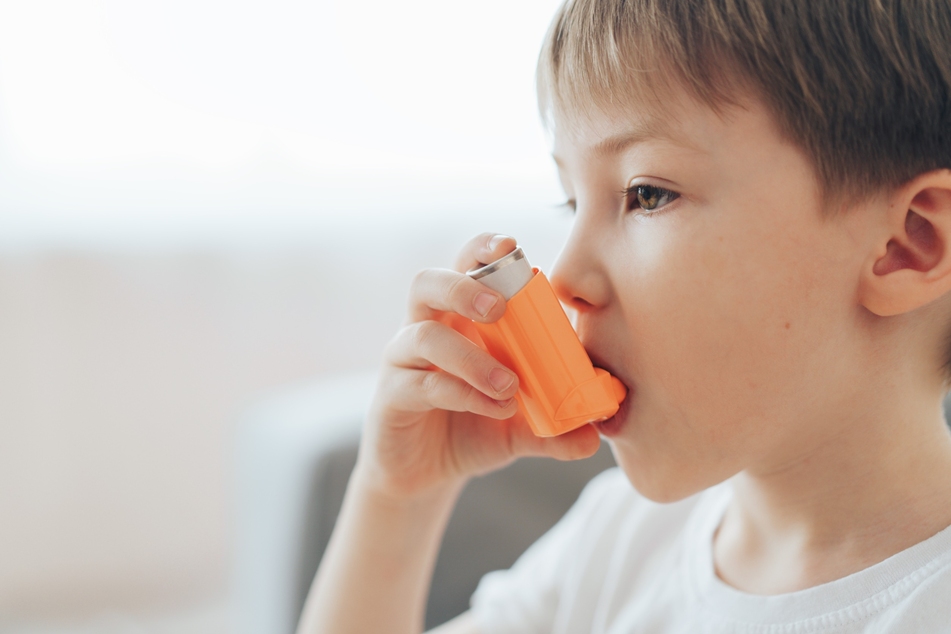 Asthma-Anfälle können viele Auslöser haben. Es sollte immer ein Inhalator in der Nähe sein, um der Luftnot entgegenzuwirken. (Symbolbild)