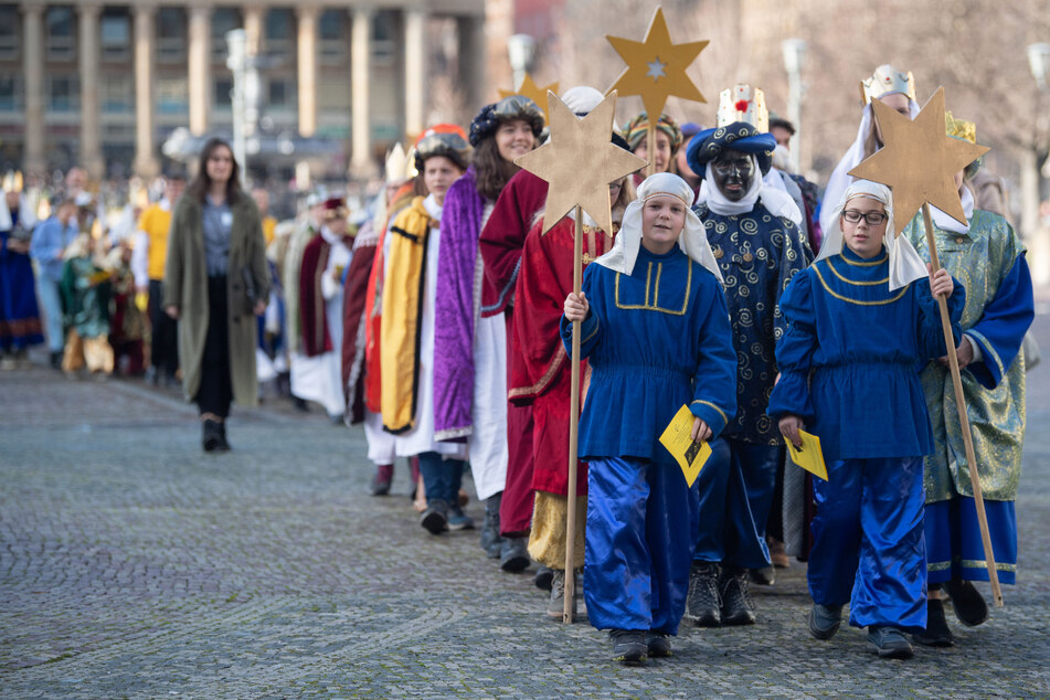 Stuttgart, 7. Januar 2020: Sternsingergruppen gehen gemeinsam zu einem traditionellen Empfang im Neuen Schloss.