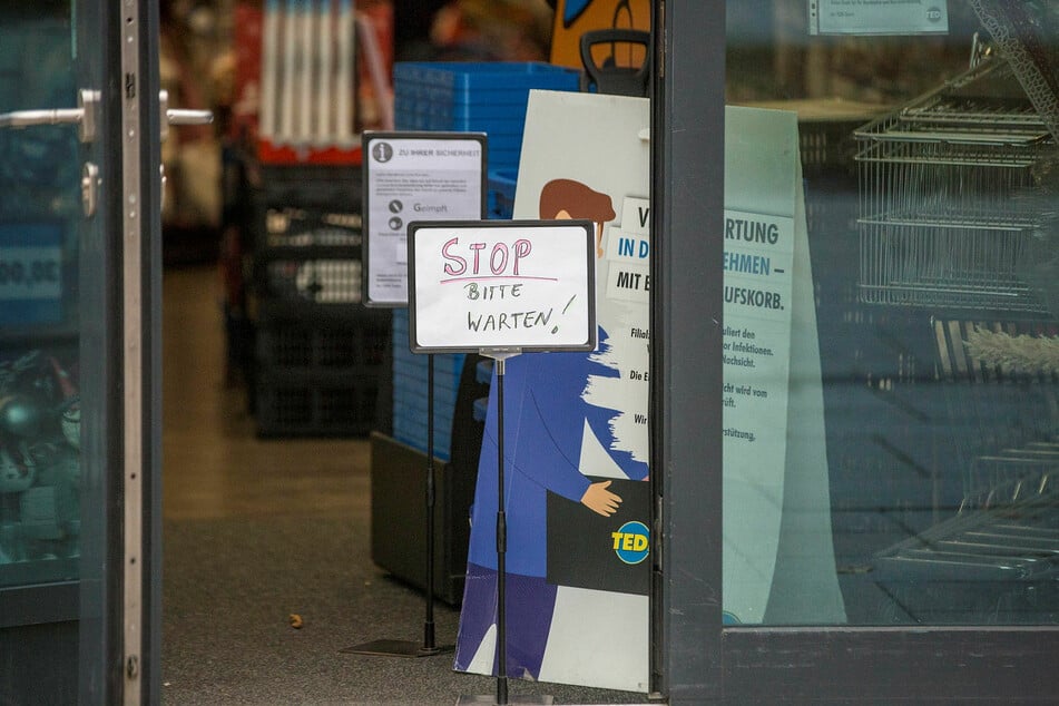 "Stop. Bitte warten!" - auch für den Tedi-Laden am Straßburger Platz gibt es jetzt Einlasskontrollen.