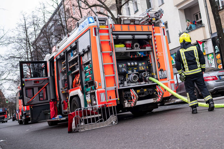 Berlin: Hochhausbrand in Berlin-Marzahn: Keller steht in Flammen