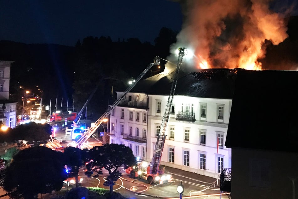 2. September: Die Feuerwehr kämpft gegen die Flammen an, die aus dem Luxushotel "Badischer Hof" in Baden-Baden schlagen. Nach ersten Schätzungen entstand ein Schaden in zweistelliger Millionenhöhe.