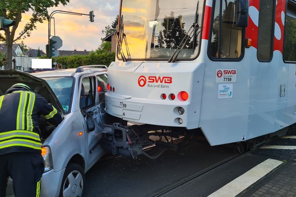 Die Fahrertür des Autos wurde eingedrückt, der Wagen musste abgeschleppt werden.