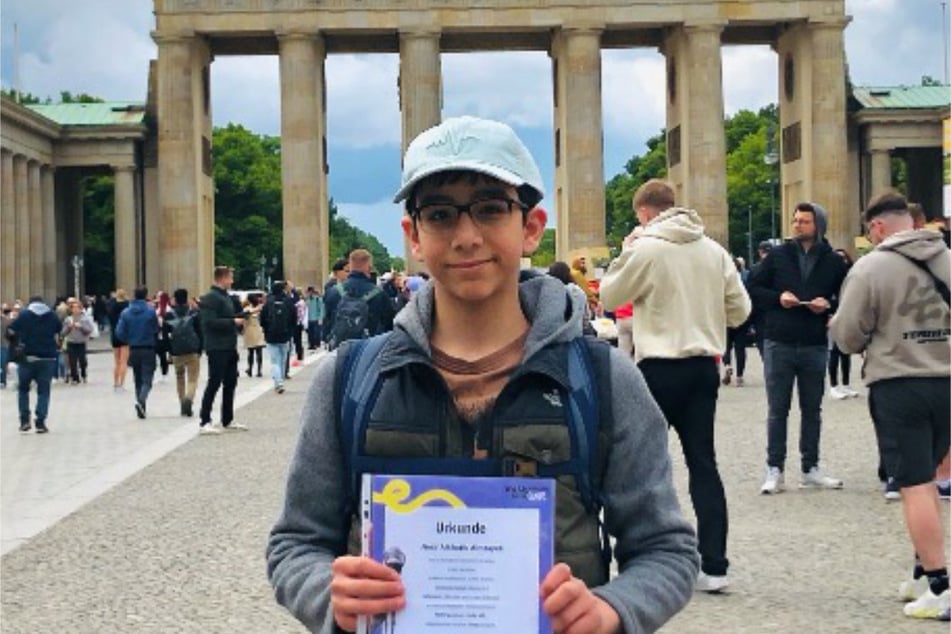 Stolz vor dem Brandenburger Tor: Nour Alkhatib Almzayek (14) vom Leipziger Brockhaus-Gymnasium.