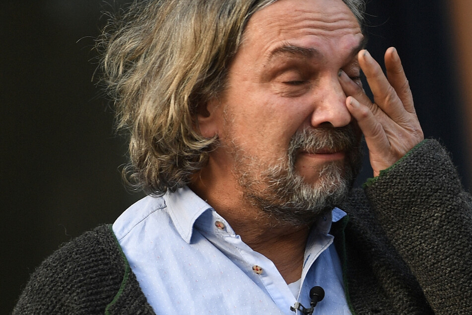 Der Spielleiter der Oberammergauer Passionspiele, Christian Stückl (59) wischt sich bei einer Pressekonferenz Tränen aus den Augen.