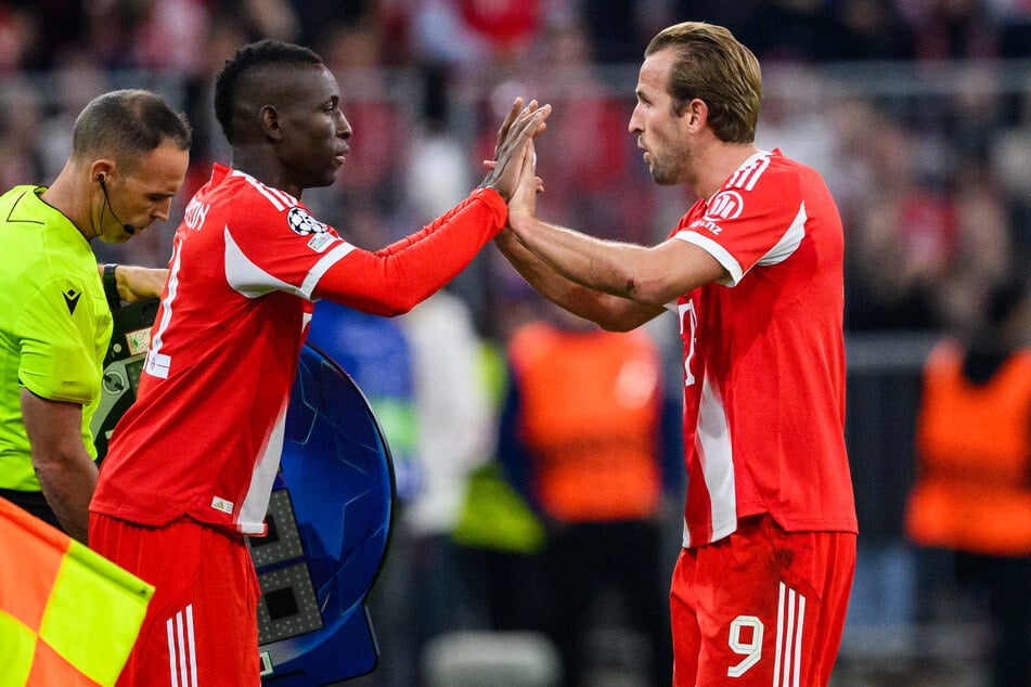 Nicolas Jackson wird für Harry Kane eingewechselt - ein eher seltenes Bild.