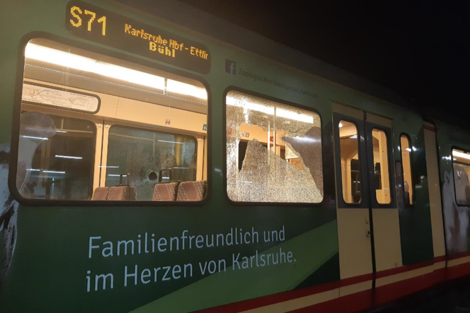 Die Scheiben an der S-Bahn gingen bei den Steinwürfen kaputt.