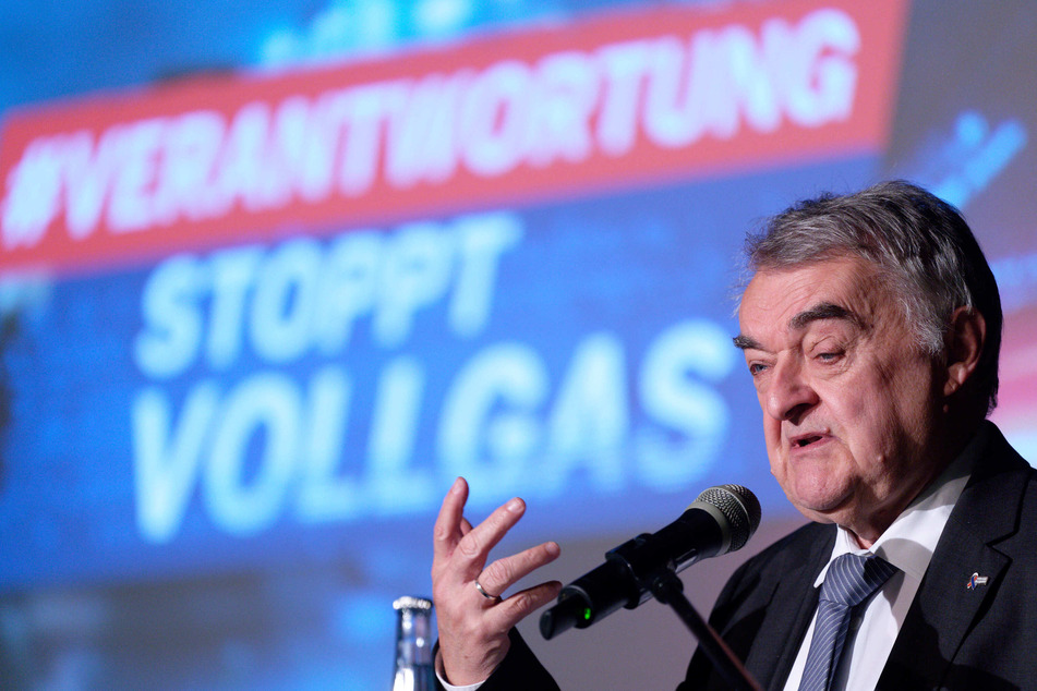 Innenminister Herbert Reul (70) hob bei der Veranstaltung in einer Kölner Gesamtschule die Gefahr hervor, die von illegalen Autorennen ausgeht.