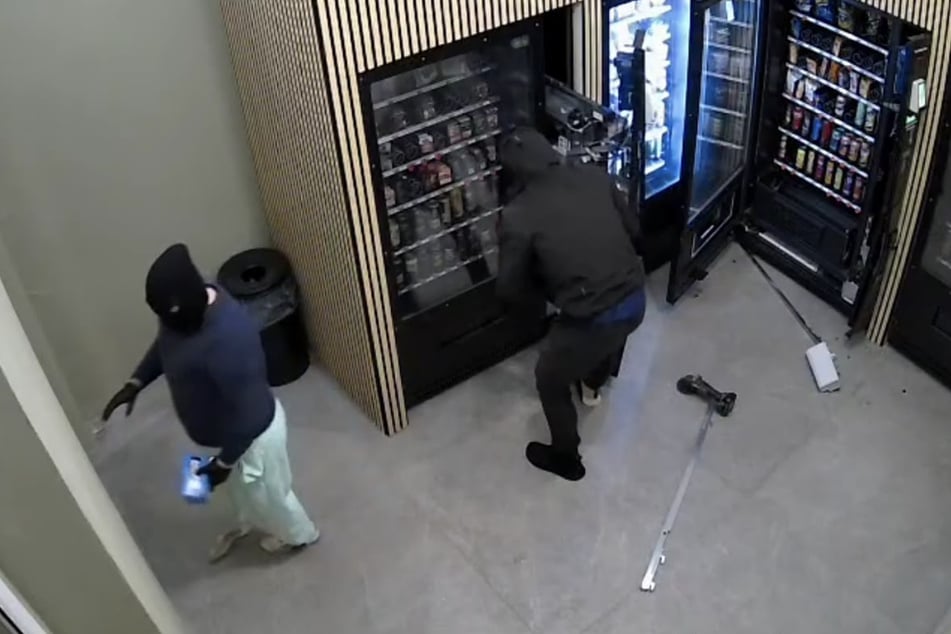 Während der eine noch nach Geld suchte, hatte der andere sich eine Tüte Chips geklaut.