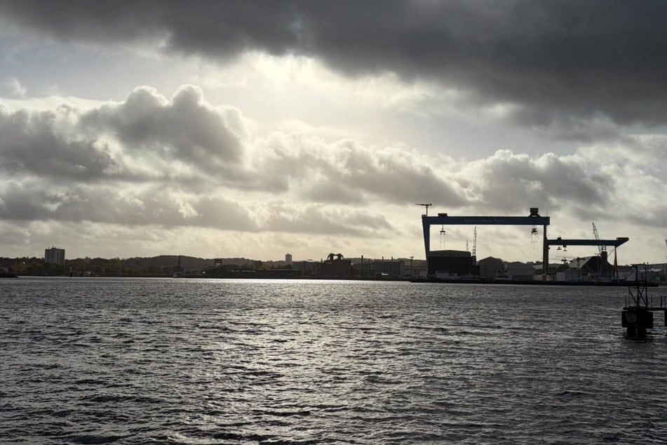 Bewölkt, aber trocken ist es aktuell in Kiel.