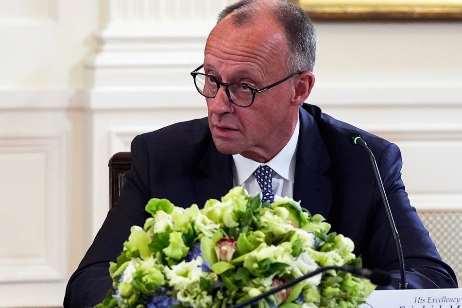 Bundeskanzler Friedrich Merz (69, CDU) nimmt an einem Treffen mit US-Präsident Trump, dem ukrainischen Präsidenten Selenskyj und europäischen Staats- und Regierungschefs im Weißen Haus teil.