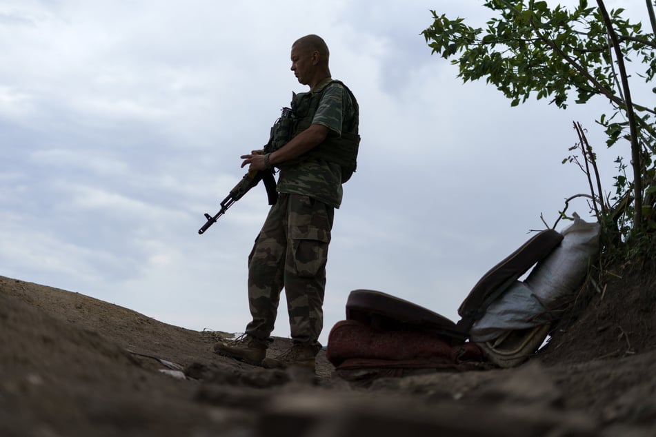 Ein ukrainischer Soldat hält in der Nähe von Slowjansk in der Region Donezk in der Ostukraine Wache vor seinem Zelt.