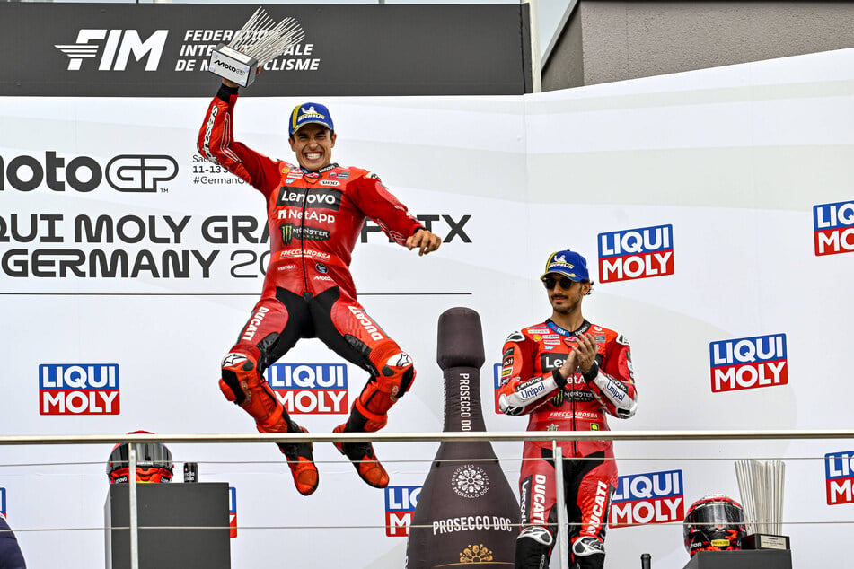 Marc Márquez (33) gewann 2025 und feierte dies mit einem Freudensprung.