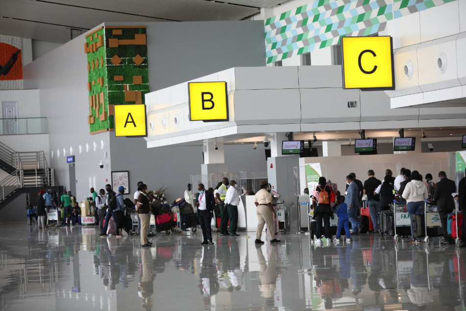 Passagiere warten am Abflugterminal des internationalen Flughafens Nnamdi Azikiwe in Nigerias Hauptstadt Abuja.
