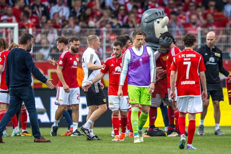 Nach der Niederlage gegen Bochum ist den Spielern von Union Berlin die Enttäuschung ins Gesicht geschrieben.