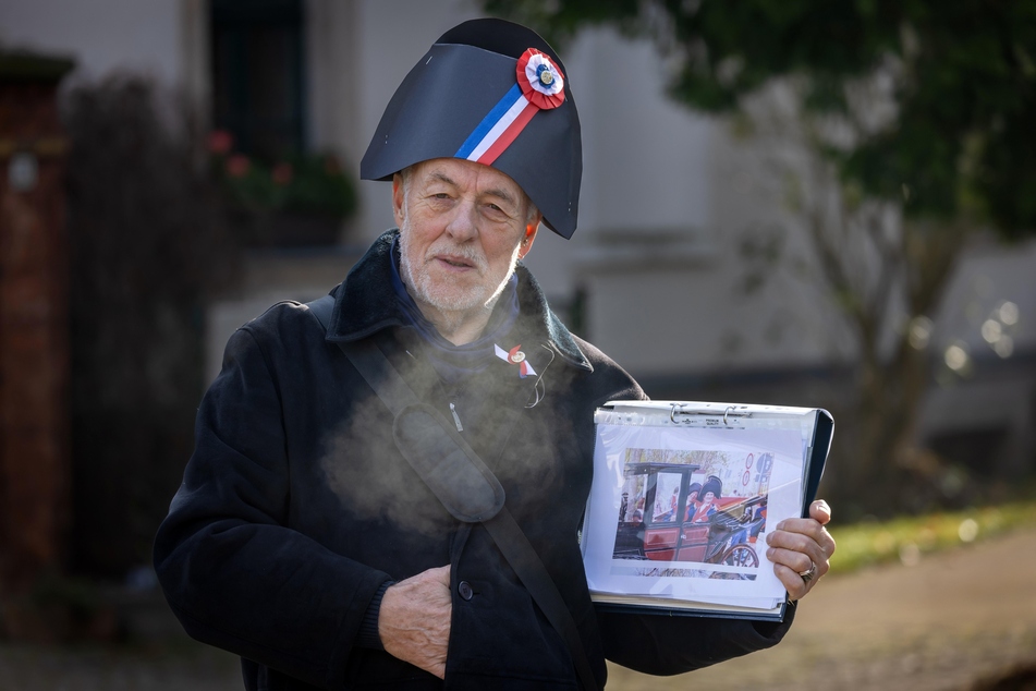 Stadtführer Gerd Rehn (80) berichtet mit einer Napoleon-Mütze vom historischen Ereignis.