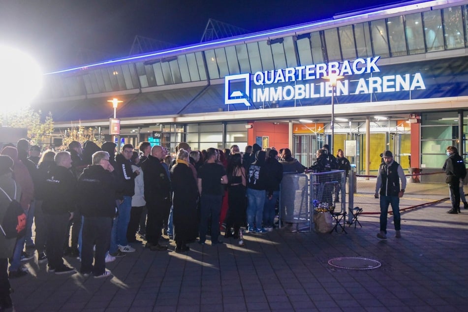 Trotz der anhaltenden Kritik gegenüber Lindemann füllten die Fans des Sängers am Mittwoch die Quarterback Immobilien Arena.
