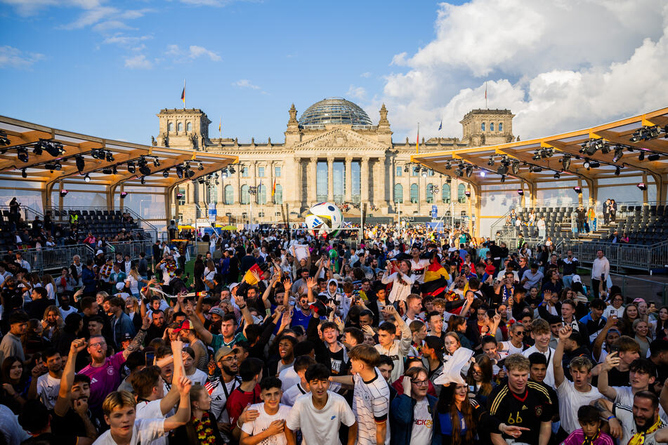 Vor dem Reichstagsgebäude wird das Spiel und weitere Partien des dritten Vorrunden-Spieltags übertragen.