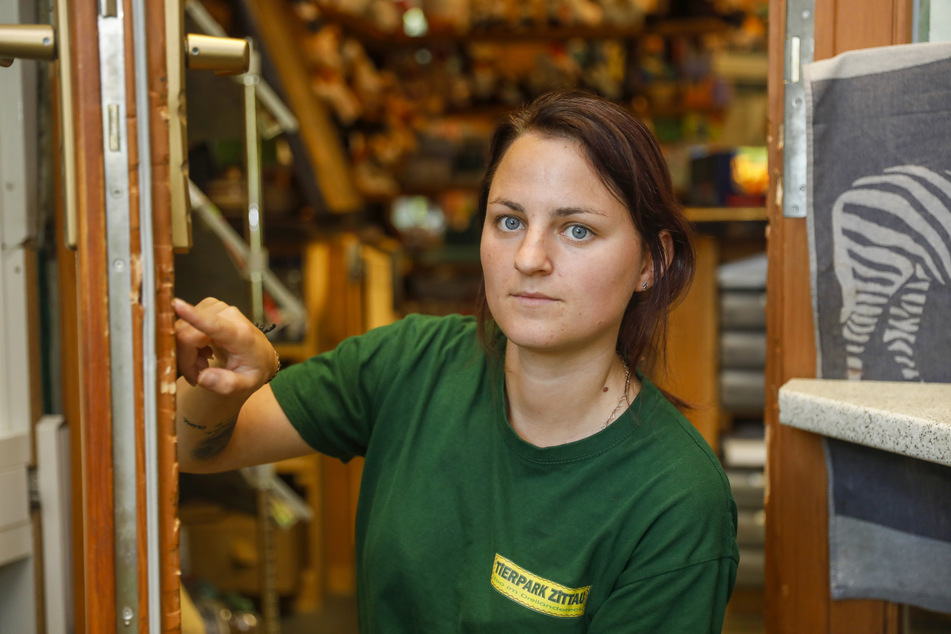 Direktorin Jessica Stegemann (30) zeigt die Spuren des Einbruchs.