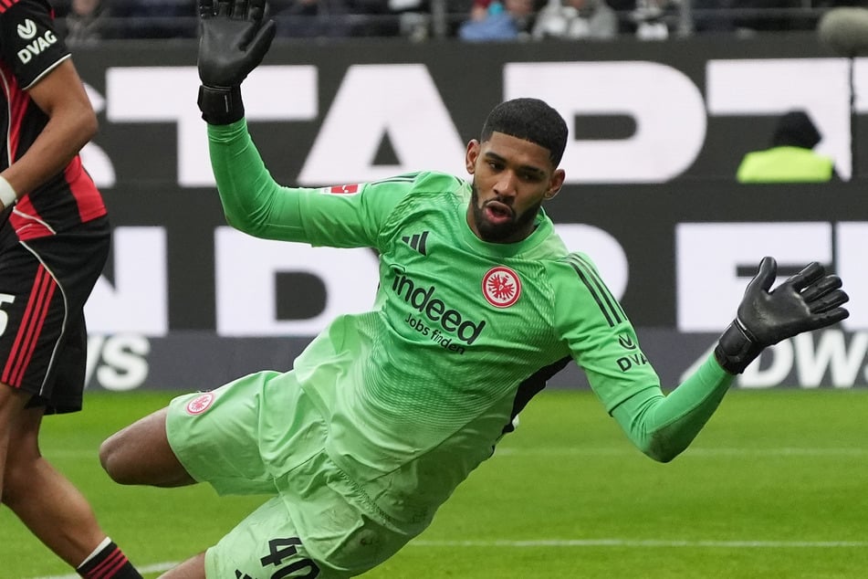 Kaua Santos (23) sollte eigentlich als Stammkeeper der Frankfurter Eintracht in die neue Saison gehen. Das könnte sich allerdings zeitnah ändern.