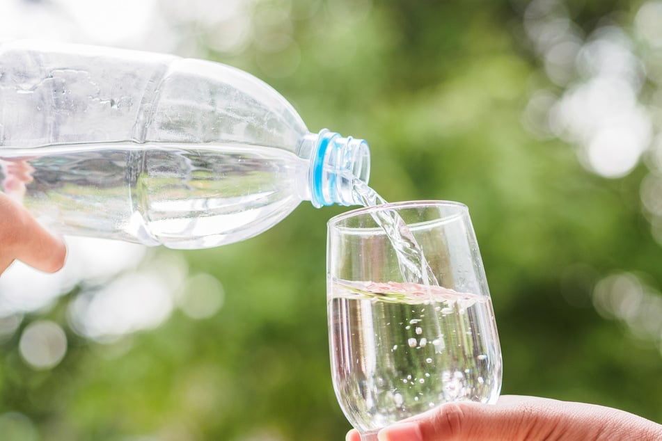 Die Deutsche Gesellschaft für Ernährung (DGE) empfiehlt 1,5 Liter täglich.