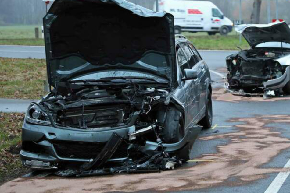 Die beteiligten Wagen stehen nach dem Crash auf der Straße.