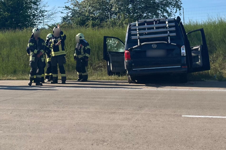 Unfall A4: Stau auf A4 bei Chemnitz: VW-Transporter kracht in Straßengraben
