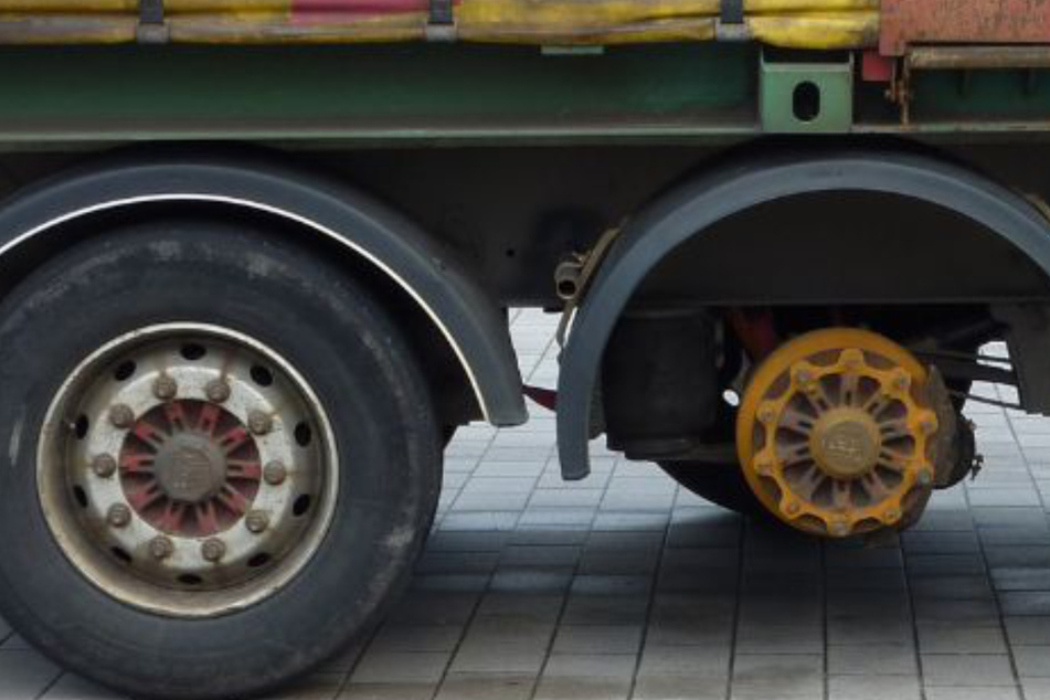 Polizei stoppt Laster ohne Rad und mit weiteren haarsträubenden Mängeln