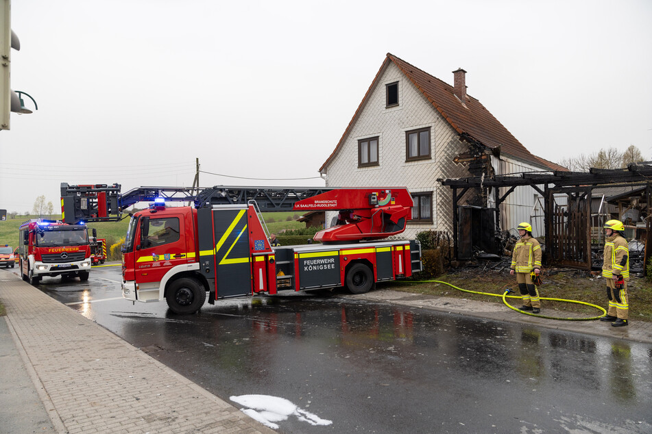Gerade so konnte die Feuerwehr die Flammen aufhalten, bevor sie auch das Wohnhaus verschlingen konnten.