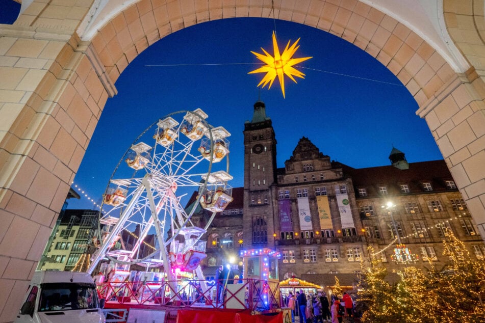 Der Hüttenzauber vor dem Rathaus schloss bereits am Sonntag und wurde am heutigen Montag ebenfalls abgebaut.