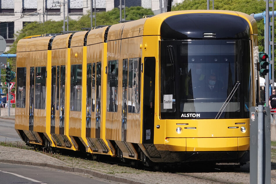Anfang Mai auf Probefahrt in Dresden: Die Straßenbahn von Alstom, gebaut in Bautzen. Dort stehen jetzt Arbeitsplätze auf der Kippe.