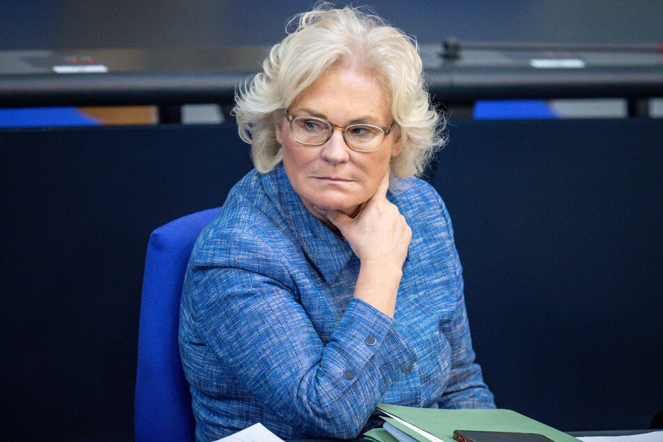 Christine Lambrecht (56, SPD) ist in ihrem Amt als Verteidigungsministerin nicht unumstritten.
