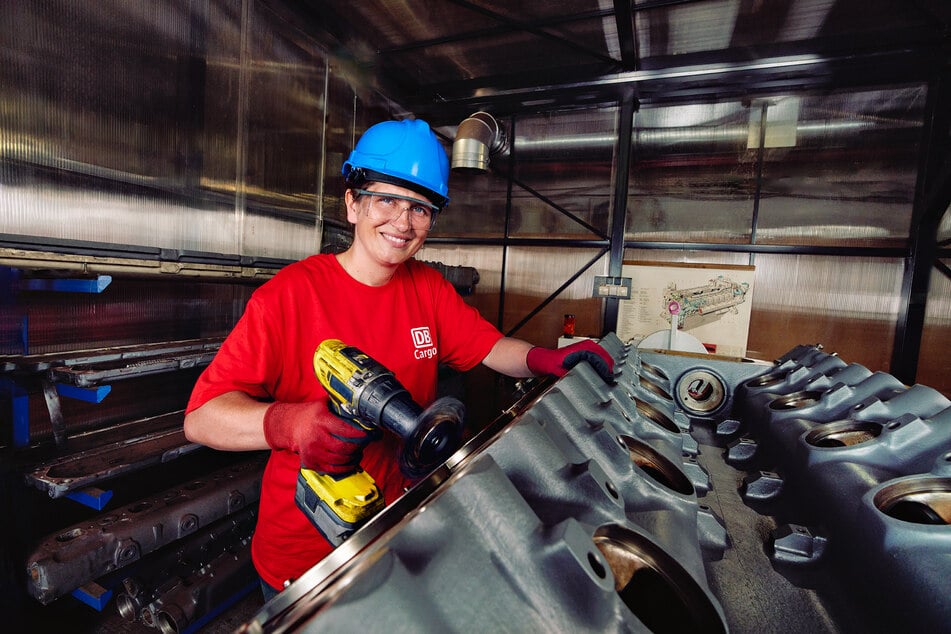 Elektriker (m/w/d) in der Instandhaltung sorgen bei der Deutschen Bahn dafür, dass Energieversorgung, Fahrzeuge, Streckennetz und Bahnhöfe jederzeit zuverlässig funktionieren.