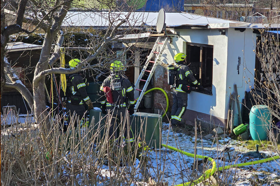 Die Feuerwehr löschte das Feuer in der Gartenlaube.