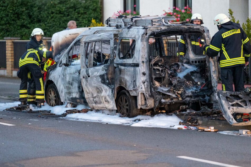 Transporter geht in Flammen auf: Explosionen und dichte Rauchwolke über Bad Düben