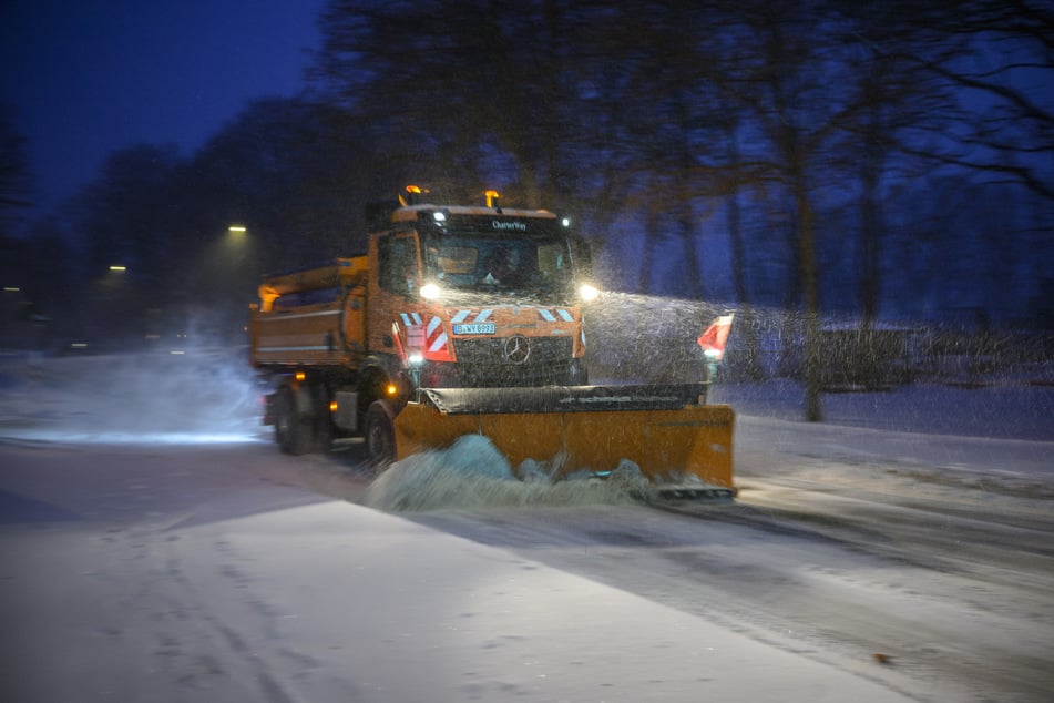 Bei dichtem Schneetreiben fuhr der Räumungsdienst am Freitag die Annaberger Straße entlang.