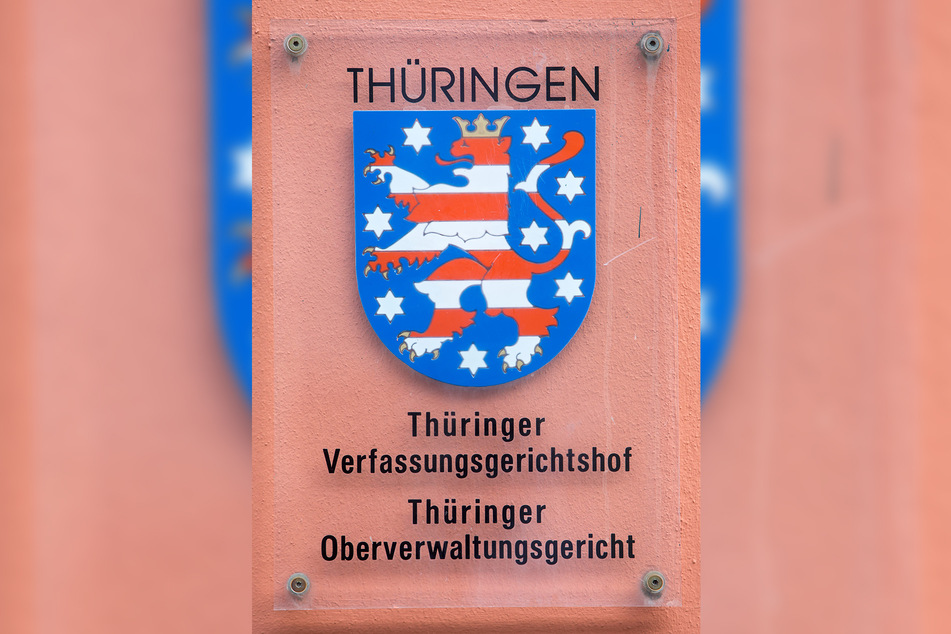 Ein Schild am Eingang weist in Weimar auf den Sitz des Thüringer Oberverwaltungsgerichts und des Thüringer Verfassungsgerichtshofs hin.