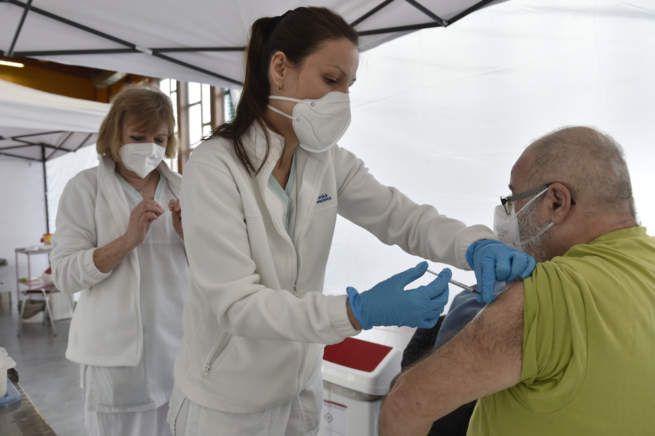 Tschechien: Eine medizinische Mitarbeiterin impft einen Mann gegen das Coronavirus. Die dritte Corona-Welle hat Tschechien hart getroffen, doch die Lage bessert sich stetig. Aktuell liegt die landesweite Inzidenz bei 350.